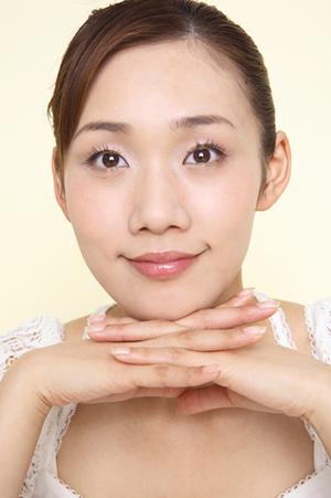 美白美容液で瑞々しい肌とハリを甦らせる